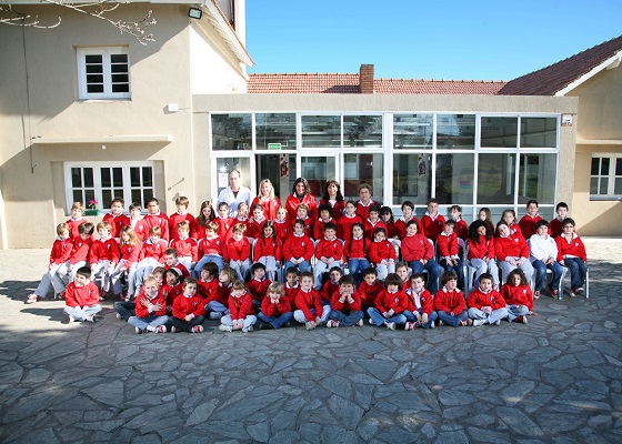 Los niños y niñas de la Ikastola frente al edificio de la escuela (fotoEE)